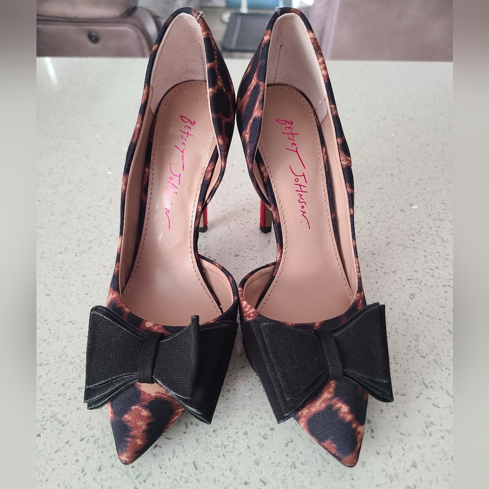 Betsey Johnson Prince-P Leopard front bow pumps-Size 5